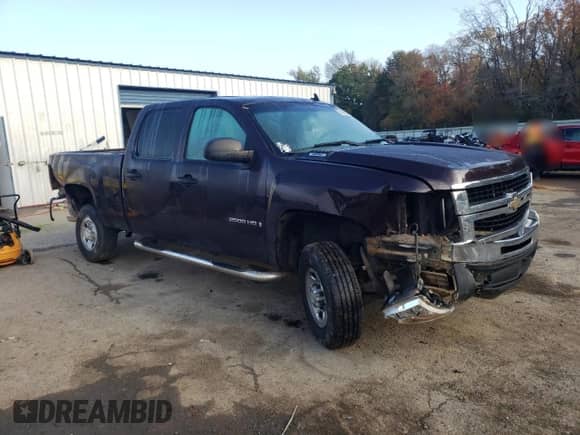 2008 Chevrolet Silverado 2500HD LTZ z VIN 1GCHC23K78F115528, wystawiony jako Copart lot #84056224 z przebiegiem 125 231 mil mil oraz Szkoda całkowita • Salvage title. Historia ofert i sprzedaży dostępna na DreamBid. Obrazek 4.
