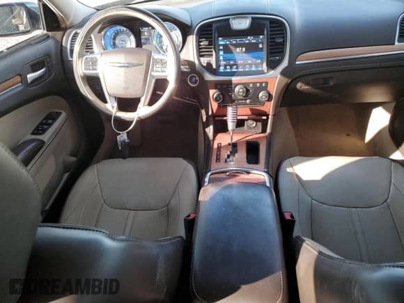 2012 Chrysler 300 Luxury Series z VIN 2C3CCASTXCH257110, wystawiony jako Copart lot #77395814 z przebiegiem 151 561 mil mil oraz Czysty tytuł • Clean title. Historia ofert i sprzedaży dostępna na DreamBid. Obrazek 8.