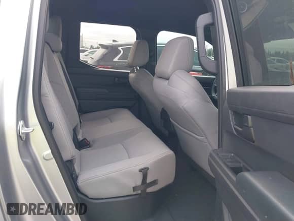 2024 Toyota Tacoma SR5 z VIN 3TMKB5FN0RM013747, wystawiony jako IAAI lot #41411768 z przebiegiem 7 906 mil mil oraz . Historia ofert i sprzedaży dostępna na DreamBid. Obrazek 8.