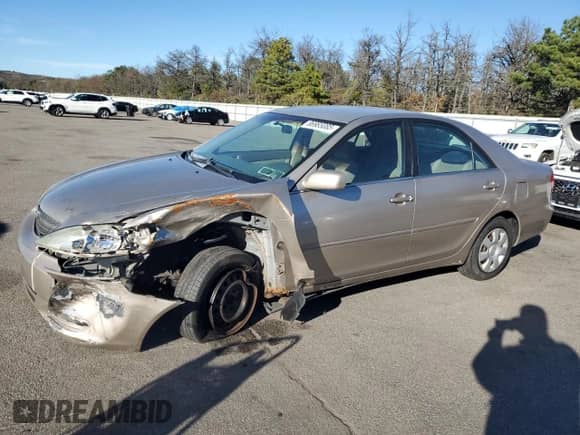 2002 Toyota Camry LE z VIN 4T1BE32K82U588621, wystawiony jako Copart lot #86985085 z przebiegiem 252 745 mil mil oraz Szkoda całkowita • Salvage title. Historia ofert i sprzedaży dostępna na DreamBid. Obrazek 1.