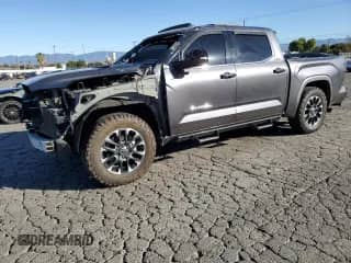 2023 Toyota Tundra Limited Hybrid z VIN 5TFJC5DB7PX021014, wystawiony jako Copart lot #45762685 z przebiegiem 64 990 mil mil oraz Szkoda całkowita • Salvage title. Historia ofert i sprzedaży dostępna na DreamBid. Obrazek 1.
