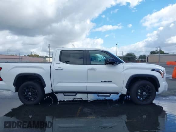 2024 Toyota Tundra Limited z VIN 5TFWA5DB9RX217552, wystawiony jako IAAI lot #41588555 z przebiegiem 3 216 mil mil oraz . Historia ofert i sprzedaży dostępna na DreamBid. Obrazek 13.