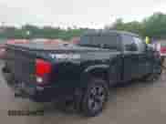 2018 Toyota Tacoma SR5 z VIN 5TFSZ5AN7JX129318, wystawiony jako IAAI lot #42318892 z przebiegiem 78 613 mil mil oraz . Historia ofert i sprzedaży dostępna na DreamBid. Obrazek 4.