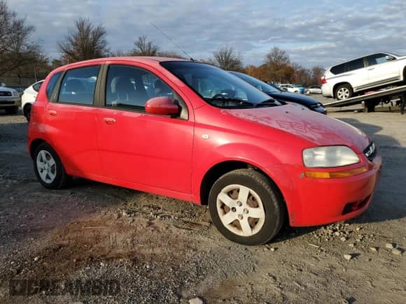 2005 Chevrolet Aveo LS z VIN KL1TD62695B489538, wystawiony jako Copart lot #82187044 z przebiegiem 84 361 mil mil oraz Czysty tytuł • Clean title. Historia ofert i sprzedaży dostępna na DreamBid. Obrazek 4.