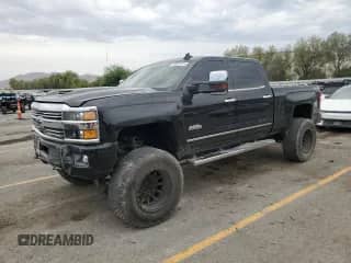 2015 Chevrolet Silverado 2500HD High Country z VIN 1GC1KXE85FF628518, wystawiony jako Copart lot #70327915 z przebiegiem 67 584 mil mil oraz Szkoda całkowita • Salvage title. Historia ofert i sprzedaży dostępna na DreamBid. Obrazek 1.