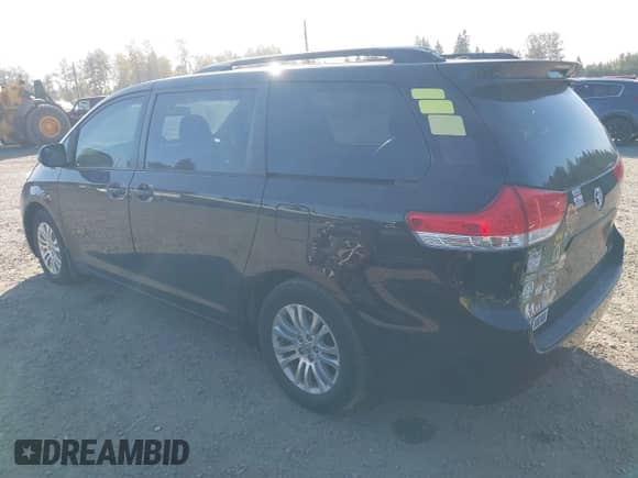 2012 Toyota Sienna XLE AAS z VIN 5TDYK3DC5CS243422, wystawiony jako IAAI lot #43399519 z przebiegiem 161 032 mil mil oraz . Historia ofert i sprzedaży dostępna na DreamBid. Obrazek 3.