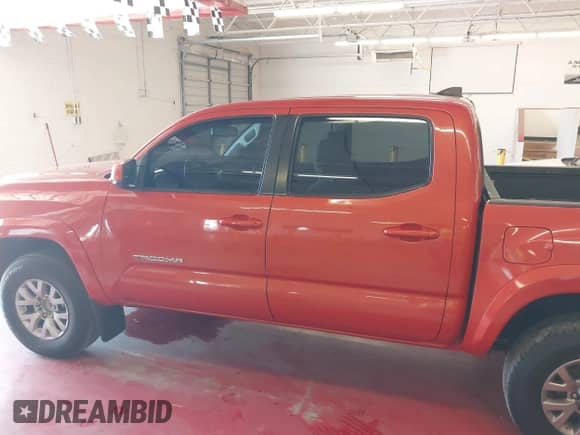 2017 Toyota Tacoma SR5 z VIN 3TMAZ5CN4HM037804, wystawiony jako IAAI lot #43407058 z przebiegiem 119 886 mil mil oraz . Historia ofert i sprzedaży dostępna na DreamBid. Obrazek 14.
