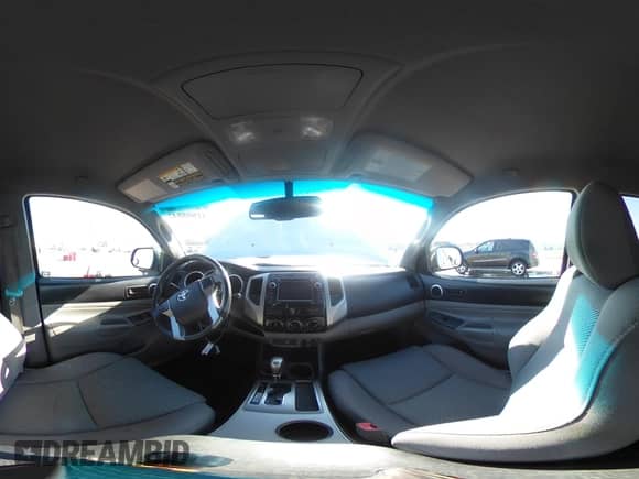 2013 Toyota Tacoma PreRunner z VIN 3TMKU4HN8DM034338, wystawiony jako IAAI lot #41808842 z przebiegiem 142 012 mil mil oraz . Historia ofert i sprzedaży dostępna na DreamBid. Obrazek 19.