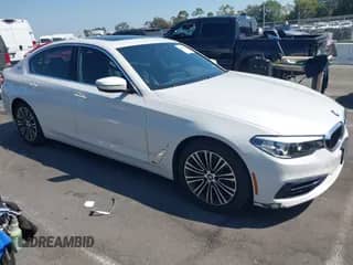 2019 BMW 5 Series 530e z VIN WBAJA9C56KB253941, wystawiony jako IAAI lot #43010702 z przebiegiem 100 222 mil mil oraz . Historia ofert i sprzedaży dostępna na DreamBid. Obrazek 1.