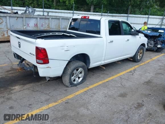 2016 Ram 1500 Outdoorsman z VIN 1C6RR7TM7GS326050, wystawiony jako IAAI lot #42678281 z przebiegiem 153 750 mil mil oraz . Historia ofert i sprzedaży dostępna na DreamBid. Obrazek 4.