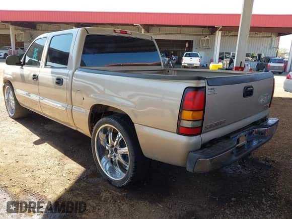 2006 GMC Sierra 1500 SL z VIN 2GTEC13V261282441, wystawiony jako IAAI lot #41799896 z przebiegiem 274 960 mil mil oraz . Historia ofert i sprzedaży dostępna na DreamBid. Obrazek 3.