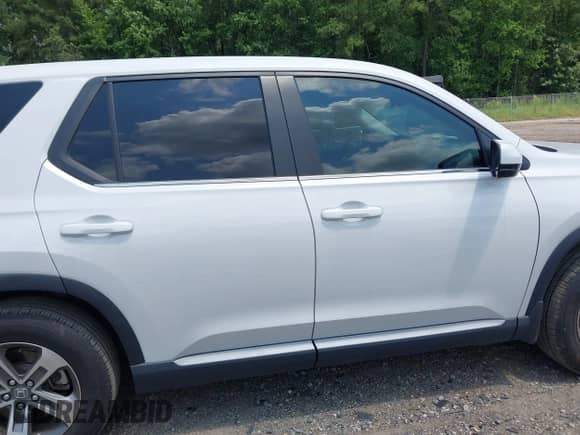 2024 Honda Pilot EX-L with VIN 5FNYG2H55RB008152, listed as a IAAI auction lot 42651116 with 19,679 mi miles and . Bid and sale history available at DreamBid. Image 14.