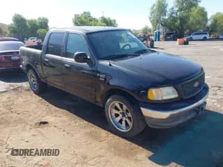 2003 Ford F-150 XLT z VIN 1FTRW07683KD56818, wystawiony jako IAAI lot #43164966 z przebiegiem 117 312 mil mil oraz . Historia ofert i sprzedaży dostępna na DreamBid. Obrazek 1.