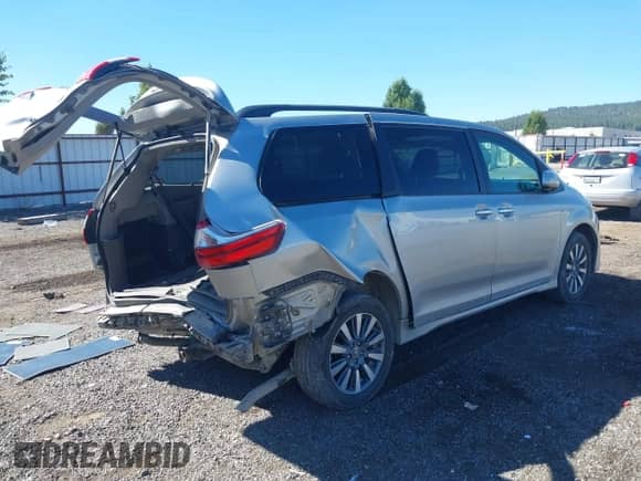 2020 Toyota Sienna XLE z VIN 5TDDZ3DCXLS247668, wystawiony jako IAAI lot #42978597 z przebiegiem 82 030 mil mil oraz . Historia ofert i sprzedaży dostępna na DreamBid. Obrazek 4.