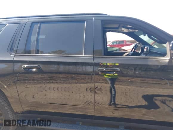 2022 Chevrolet Suburban Z71 with VIN 1GNSKDKD5NR110949, listed as a IAAI auction lot 41556533 with 68,141 mi miles and . Bid and sale history available at DreamBid. Image 14.