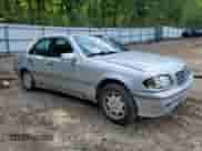 1999 Mercedes-Benz C 230/260/280/320 z VIN WDBHA24G4XA749633, wystawiony jako Copart lot #56560105 z przebiegiem 221 306 mil mil oraz Szkoda całkowita • Salvage title. Historia ofert i sprzedaży dostępna na DreamBid. Obrazek 4.