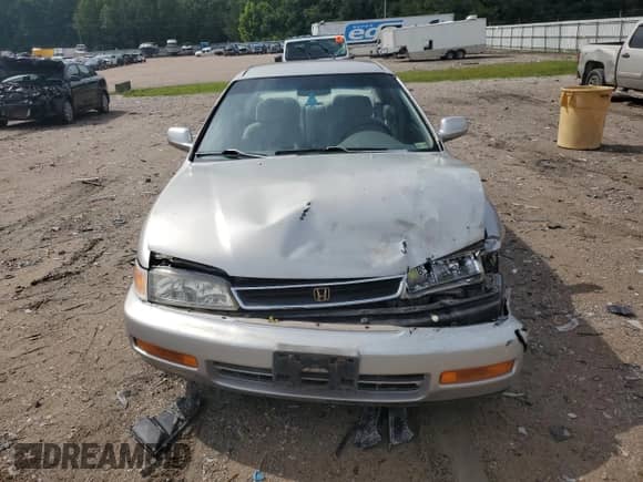 1996 Honda Accord LX z VIN 1HGCD5638TA093463, wystawiony jako Copart lot #60174595 z przebiegiem 154 571 mil mil oraz Czysty tytuł • Clean title. Historia ofert i sprzedaży dostępna na DreamBid. Obrazek 5.