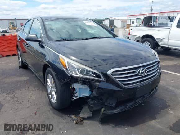 2017 Hyundai Sonata SE z VIN 5NPE24AF8HH566304, wystawiony jako IAAI lot #43064721 z przebiegiem 116 974 mil mil oraz . Historia ofert i sprzedaży dostępna na DreamBid. Obrazek 6.