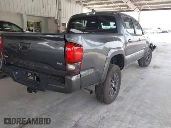 2023 Toyota Tacoma SR5 z VIN 3TMAZ5CN4PM206492, wystawiony jako IAAI lot #43245492 z przebiegiem 38 089 mil mil oraz . Historia ofert i sprzedaży dostępna na DreamBid. Obrazek 4.