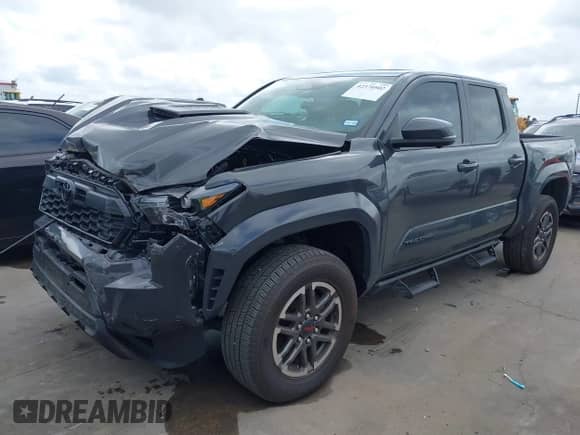 2024 Toyota Tacoma SR5 z VIN 3TMLB5JN2RM051282, wystawiony jako IAAI lot #42370502 z przebiegiem 3 932 mil mil oraz . Historia ofert i sprzedaży dostępna na DreamBid. Obrazek 18.