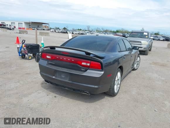 2013 Dodge Charger RT z VIN 2C3CDXCT5DH716883, wystawiony jako IAAI lot #41884762 z przebiegiem 240 867 mil mil oraz . Historia ofert i sprzedaży dostępna na DreamBid. Obrazek 4.