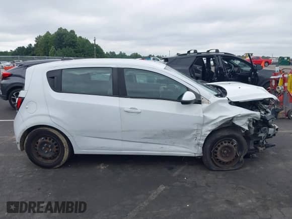 2016 Chevrolet Sonic LS z VIN 1G1JA6SH7G4111261, wystawiony jako IAAI lot #43041556 z przebiegiem 149 000 mil mil oraz . Historia ofert i sprzedaży dostępna na DreamBid. Obrazek 14.