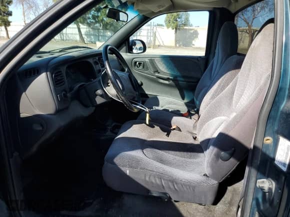 1997 Dodge Dakota z VIN 1B7FL26X1VS304628, wystawiony jako Copart lot #49451935 z przebiegiem 185 429 mil mil oraz Szkoda całkowita • Salvage title. Historia ofert i sprzedaży dostępna na DreamBid. Obrazek 7.