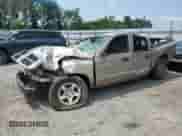 2005 Dodge Dakota Laramie z VIN 1D7HW58N15S145340, wystawiony jako Copart lot #58954154 z przebiegiem Nie podano mil oraz Szkoda całkowita • Salvage title. Historia ofert i sprzedaży dostępna na DreamBid. Obrazek 1.