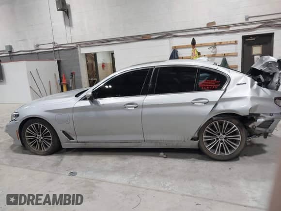 2019 BMW 5 Series 530e xDrive z VIN WBAJB1C59KB376289, wystawiony jako IAAI lot #42011352 z przebiegiem 63 019 mil mil oraz . Historia ofert i sprzedaży dostępna na DreamBid. Obrazek 14.