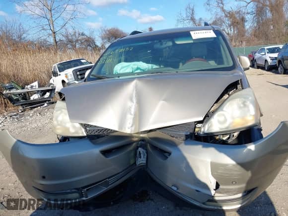 2005 Toyota Sienna XLE z VIN 5TDZA22CX5S385157, wystawiony jako IAAI lot #41622454 z przebiegiem 283 270 mil mil oraz . Historia ofert i sprzedaży dostępna na DreamBid. Obrazek 6.