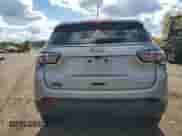 2018 Jeep Compass Latitude z VIN 3C4NJDBB8JT354863, wystawiony jako Copart lot #85850875 z przebiegiem 92 084 mil mil oraz Szkoda całkowita • Salvage title. Historia ofert i sprzedaży dostępna na DreamBid. Obrazek 6.