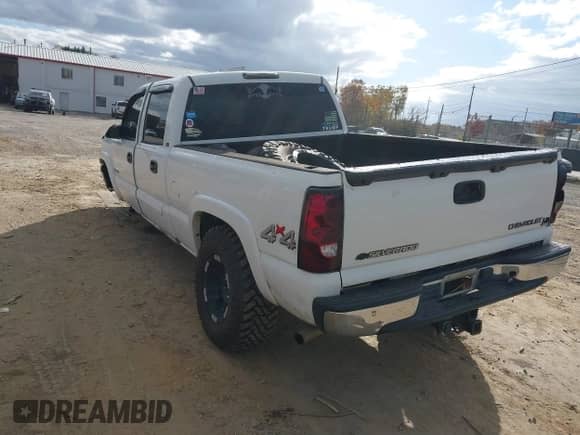 2005 Chevrolet Silverado 1500HD LT z VIN 1GCGK13U75F824529, wystawiony jako IAAI lot #40688365 z przebiegiem 264 669 mil mil oraz . Historia ofert i sprzedaży dostępna na DreamBid. Obrazek 3.