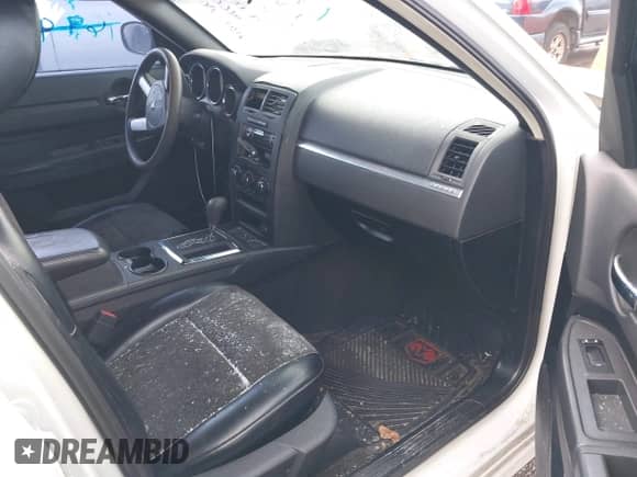 2008 Dodge Magnum with VIN 2D4FV47T58H167998, listed as a IAAI auction lot 43362330 with 151,332 mi miles and . Bid and sale history available at DreamBid. Image 5.