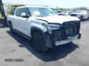 2023 Toyota Tundra Limited Hybrid z VIN 5TFJC5DBXPX037076, wystawiony jako IAAI lot #42324604 z przebiegiem 39 900 mil mil oraz . Historia ofert i sprzedaży dostępna na DreamBid. Obrazek 1.