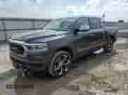2020 Ram 1500 Limited z VIN 1C6SRFHM7LN367338, wystawiony jako Copart lot #68367545 z przebiegiem 88 006 mil mil oraz Szkoda całkowita • Salvage title. Historia ofert i sprzedaży dostępna na DreamBid. Obrazek 1.