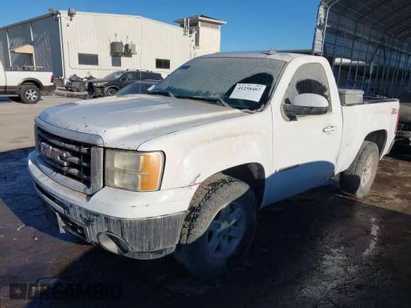 2008 GMC Sierra 1500 Work Truck z VIN 1GTEC14X68Z223631, wystawiony jako IAAI lot #41258407 z przebiegiem 126 505 mil mil oraz . Historia ofert i sprzedaży dostępna na DreamBid. Obrazek 2.