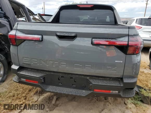 2024 Hyundai Santa Cruz SE с VIN 5NTJADAE1RH099433, выставлен на аукционе Copart как лот 71306724 с пробегом 9 137 миль миль и Списание • Salvage title. История ставок и продаж доступна на DreamBid. Изображение 6.