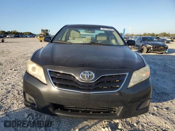 2010 Toyota Camry z VIN 4T1BF3EKXAU554414, wystawiony jako Copart lot #85133325 z przebiegiem 239 222 mil mil oraz Czysty tytuł • Clean title. Historia ofert i sprzedaży dostępna na DreamBid. Obrazek 5.