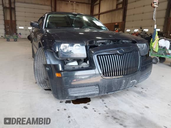 2008 Chrysler 300 LX z VIN 2C3KA43RX8H222354, wystawiony jako IAAI lot #42831079 z przebiegiem 106 215 mil mil oraz . Historia ofert i sprzedaży dostępna na DreamBid. Obrazek 6.