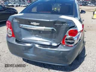 2012 Chevrolet Sonic LT z VIN 1G1JC5SHXC4223356, wystawiony jako IAAI lot #42993786 z przebiegiem 104 412 mil mil oraz . Historia ofert i sprzedaży dostępna na DreamBid. Obrazek 6.