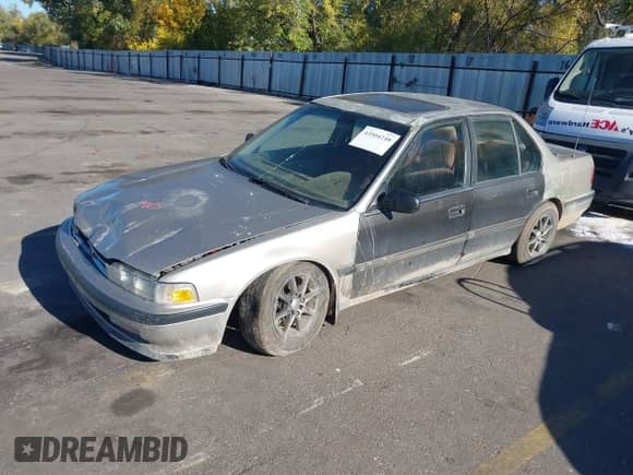 1991 Honda Accord EX z VIN JHMCB756XMC801180, wystawiony jako IAAI lot #43504248 z przebiegiem 268 067 mil mil oraz . Historia ofert i sprzedaży dostępna na DreamBid. Obrazek 2.