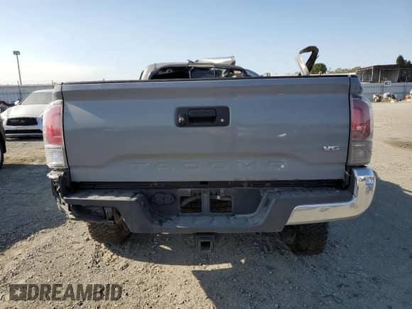 2020 Toyota Tacoma SR5 z VIN 3TMDZ5BN9LM097293, wystawiony jako Copart lot #70841275 z przebiegiem Nie podano mil oraz Nie do naprawy • Non repairable. Historia ofert i sprzedaży dostępna na DreamBid. Obrazek 6.