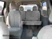 2011 Toyota Sienna LE z VIN 5TDJK3DC5BS008096, wystawiony jako Copart lot #67358415 z przebiegiem 218 457 mil mil oraz Czysty tytuł • Clean title. Historia ofert i sprzedaży dostępna na DreamBid. Obrazek 10.