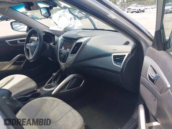 2012 Hyundai Veloster w/Gray Int z VIN KMHTC6AD0CU049684, wystawiony jako IAAI lot #43132772 z przebiegiem 114 146 mil mil oraz . Historia ofert i sprzedaży dostępna na DreamBid. Obrazek 5.