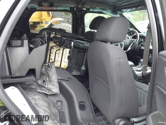 2020 Chevrolet Blazer LT z VIN 3GNKBHRS0LS660047, wystawiony jako IAAI lot #42387861 z przebiegiem 53 563 mil mil oraz . Historia ofert i sprzedaży dostępna na DreamBid. Obrazek 8.