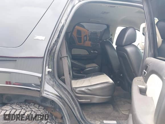 2007 Chevrolet Tahoe LTZ z VIN 1GNFK13057R430190, wystawiony jako IAAI lot #42738498 z przebiegiem 276 224 mil mil oraz . Historia ofert i sprzedaży dostępna na DreamBid. Obrazek 8.