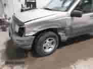 1996 Jeep Grand Cherokee Laredo z VIN 1J4GZ58S5TC293897, wystawiony jako IAAI lot #42435233 z przebiegiem 167 432 mil mil oraz . Historia ofert i sprzedaży dostępna na DreamBid. Obrazek 6.