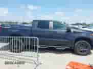 2022 Chevrolet Silverado 1500 RST z VIN 1GCUDEET6NZ610302, wystawiony jako IAAI lot #42176569 z przebiegiem 113 137 mil mil oraz . Historia ofert i sprzedaży dostępna na DreamBid. Obrazek 13.