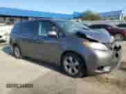 2013 Toyota Sienna LE AAS z VIN 5TDKK3DC2DS300862, wystawiony jako Copart lot #71009495 z przebiegiem 210 764 mil mil oraz Szkoda całkowita • Salvage title. Historia ofert i sprzedaży dostępna na DreamBid. Obrazek 4.