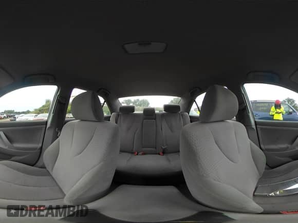 2010 Toyota Camry XLE z VIN 4T1BF3EK1AU012358, wystawiony jako IAAI lot #43064176 z przebiegiem 119 143 mil mil oraz . Historia ofert i sprzedaży dostępna na DreamBid. Obrazek 18.